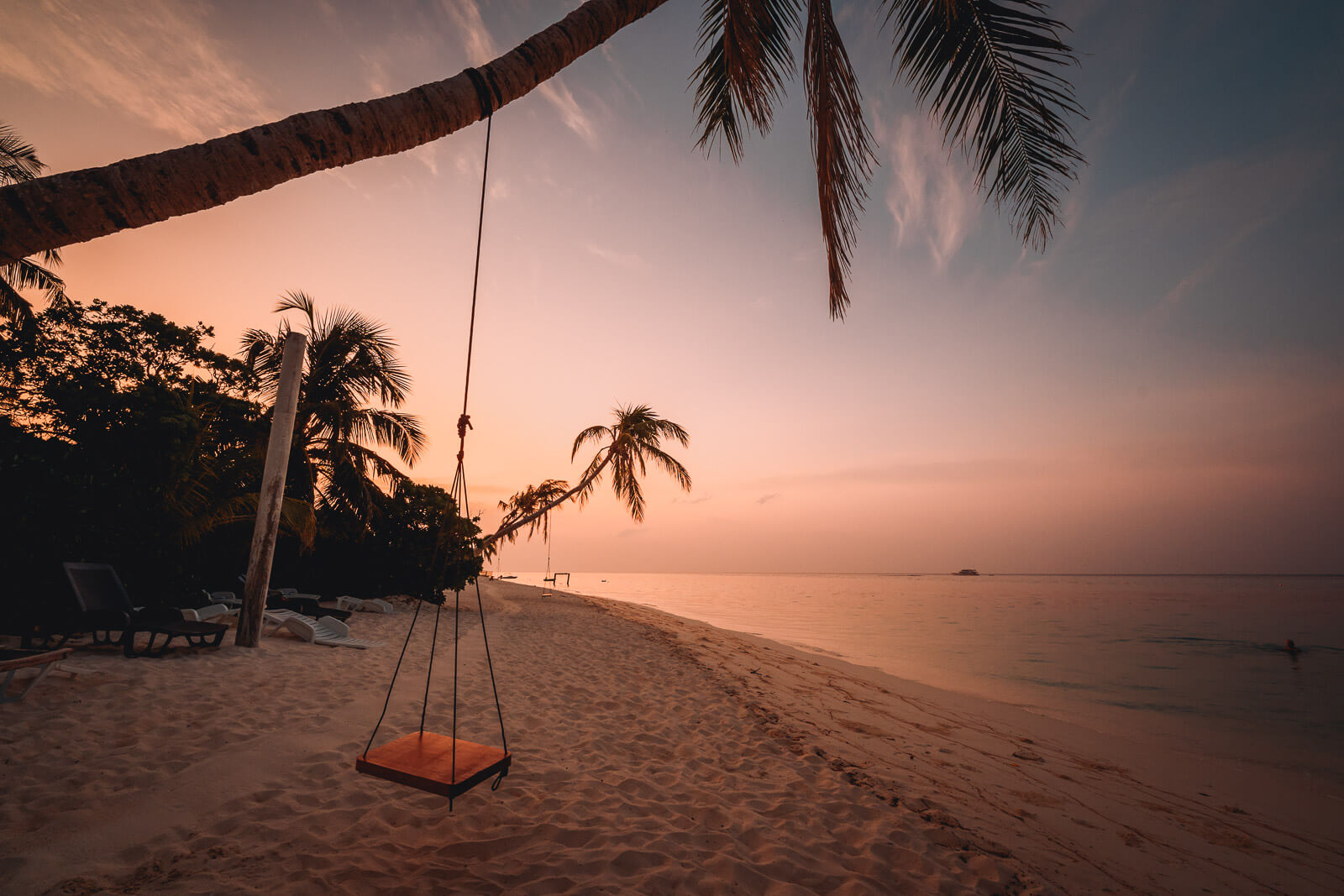 Thoddoo-local-island-sunset-swing_conch_holidays