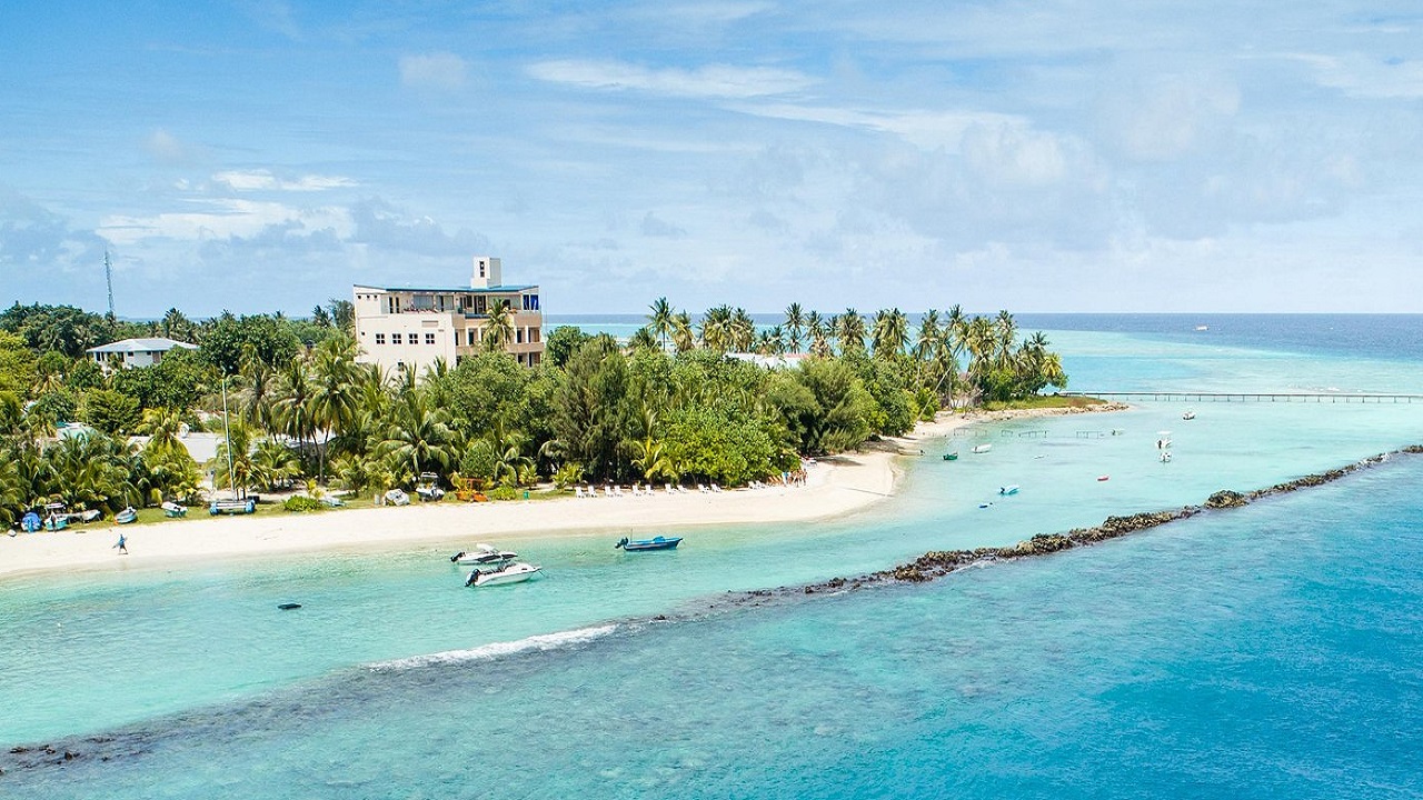 thulusdhoo-tourist-beach-aerial-view-conch-holidays