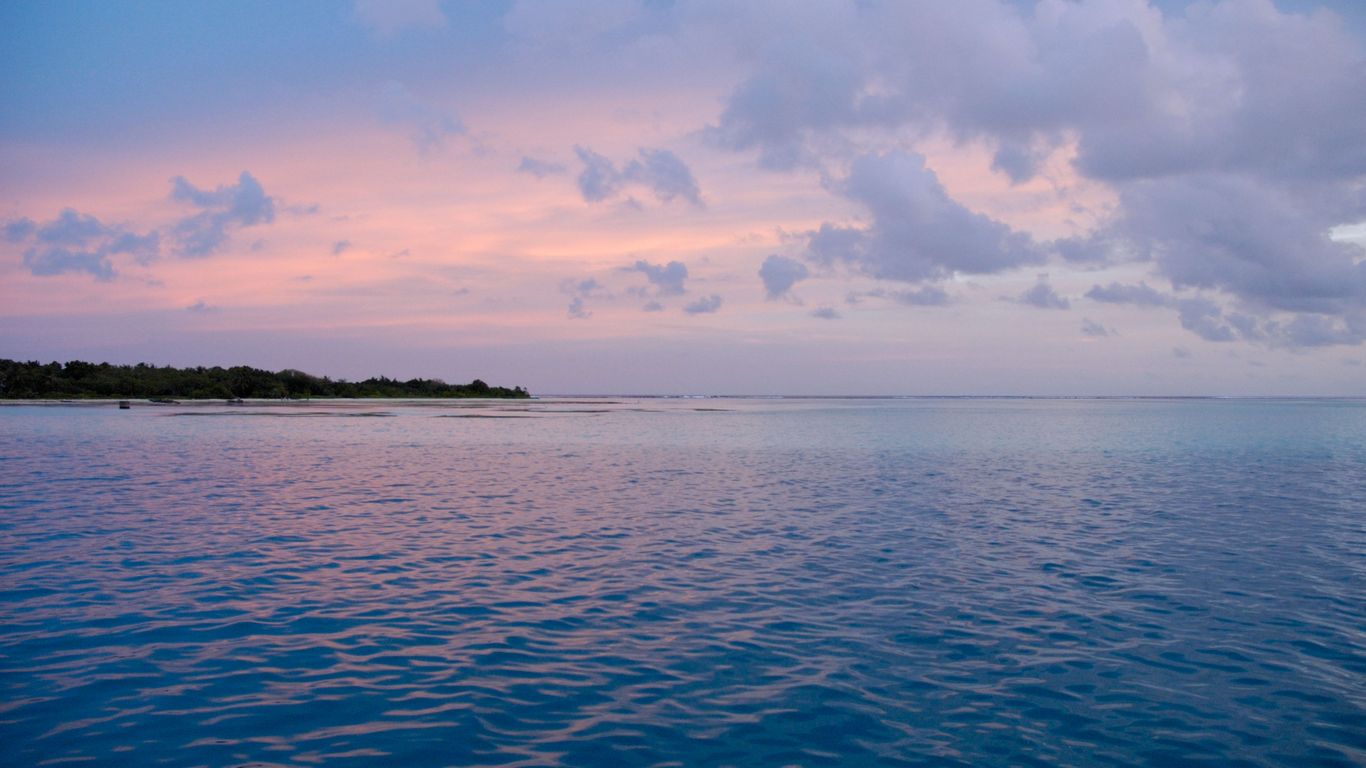 thulushoo-sunset-hour-conch-holidays