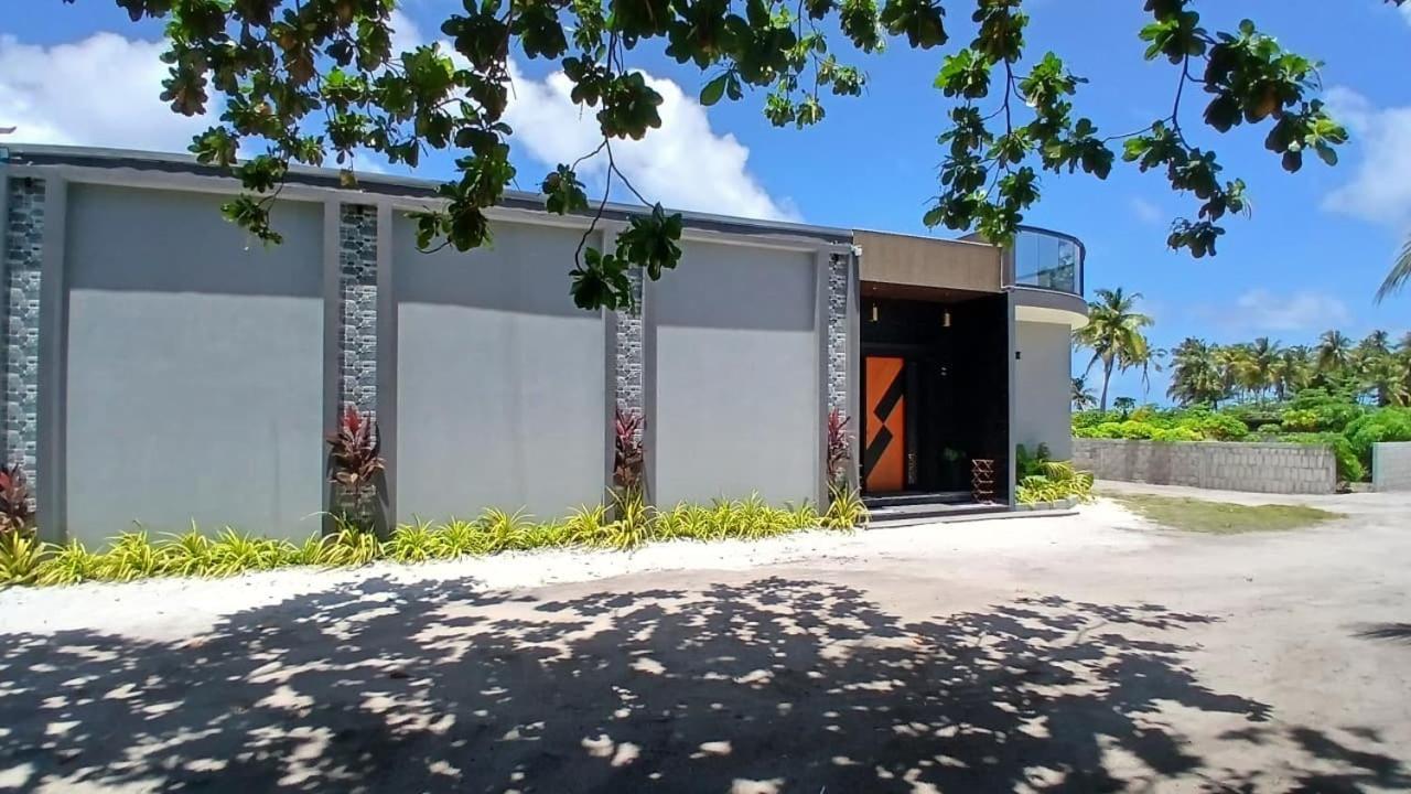 dharavandhoo-island-streets-conch-holidays