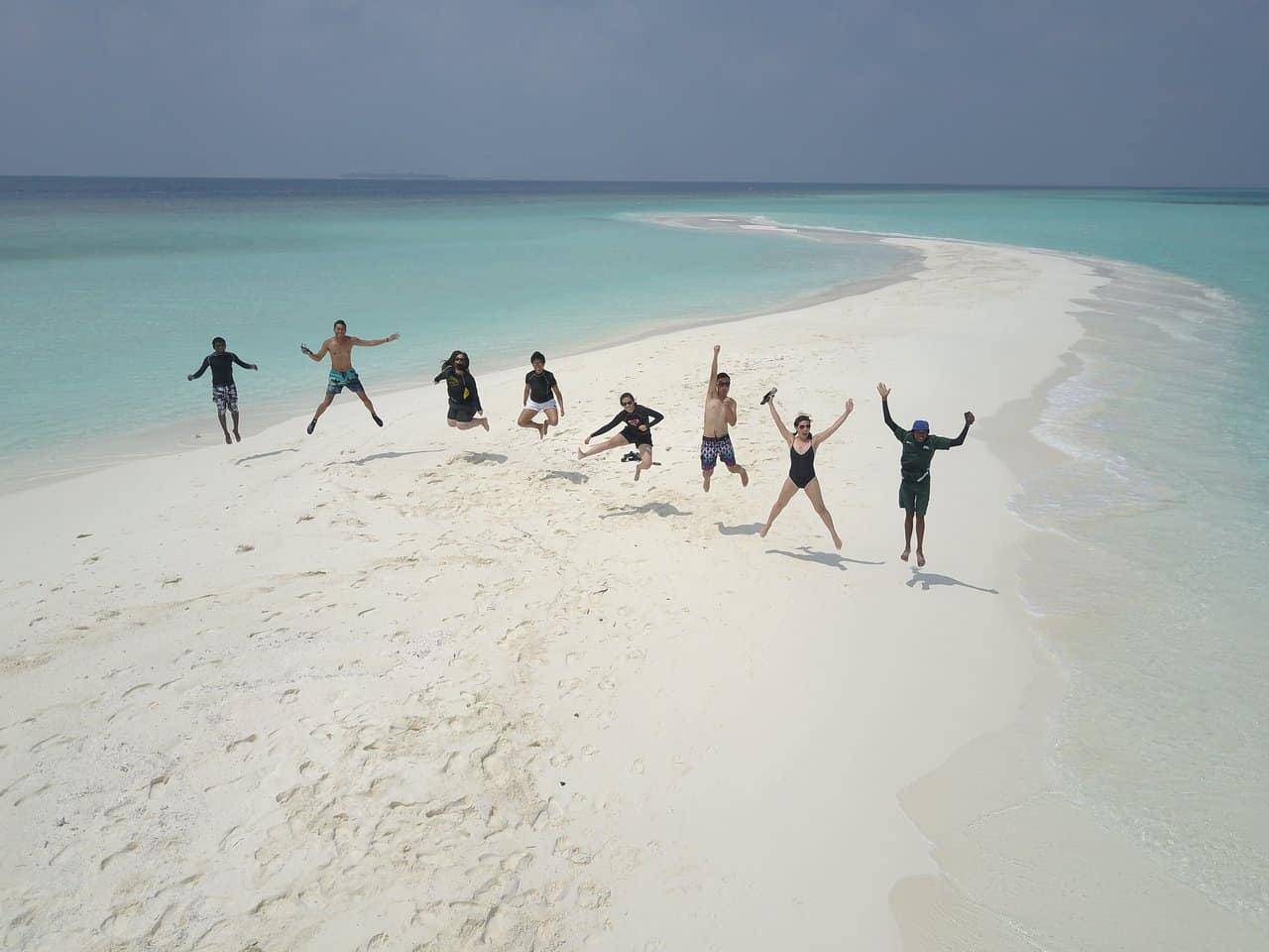 dharavandhoo-sandbank-excursion-conch-holidays