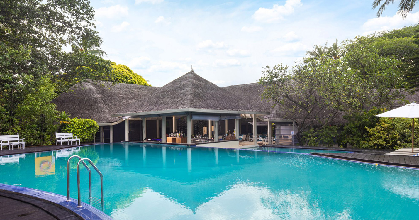 Conch Holidays_Adaaran Select Hudhuran Fushi - Swimming Pool & Bar