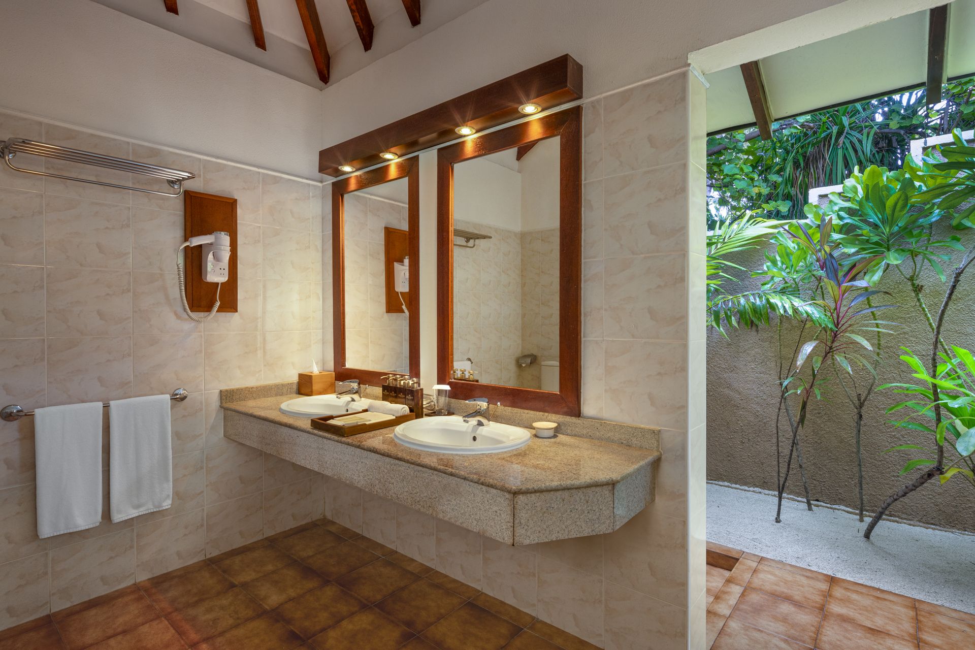 Honeymoon-semi-outdoor bathroom_Adaaran Select Meedhupparu_Conch Holidays