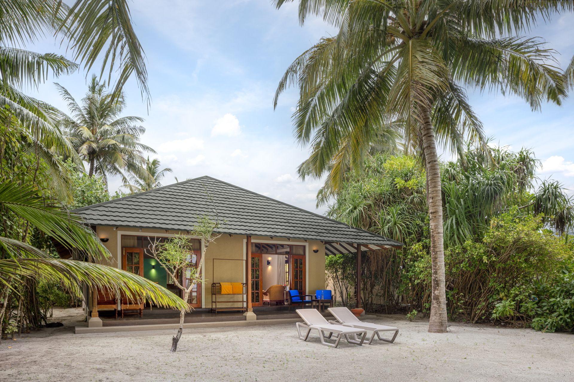 Honeymoon-suite-exterior_Adaaran Select Meedhupparu_Conch Holidays
