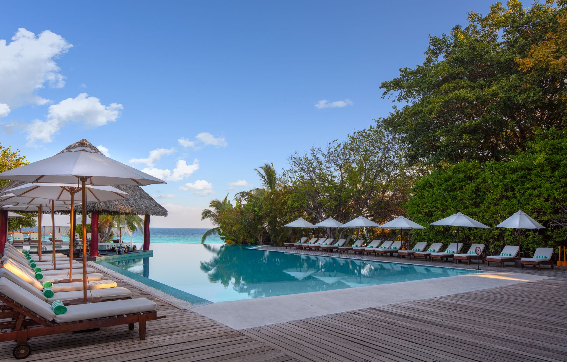 Pool Bar 3 - Adaaran Select Meedhupparu_Conch Holidays