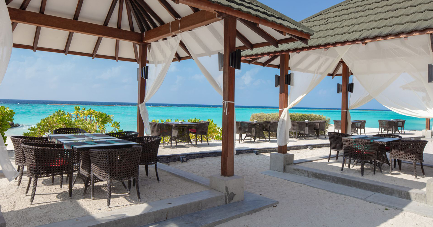 cafe-mass-outdoor dining-Adaaran Select Meedhupparu_Conch Holidays_Maldives