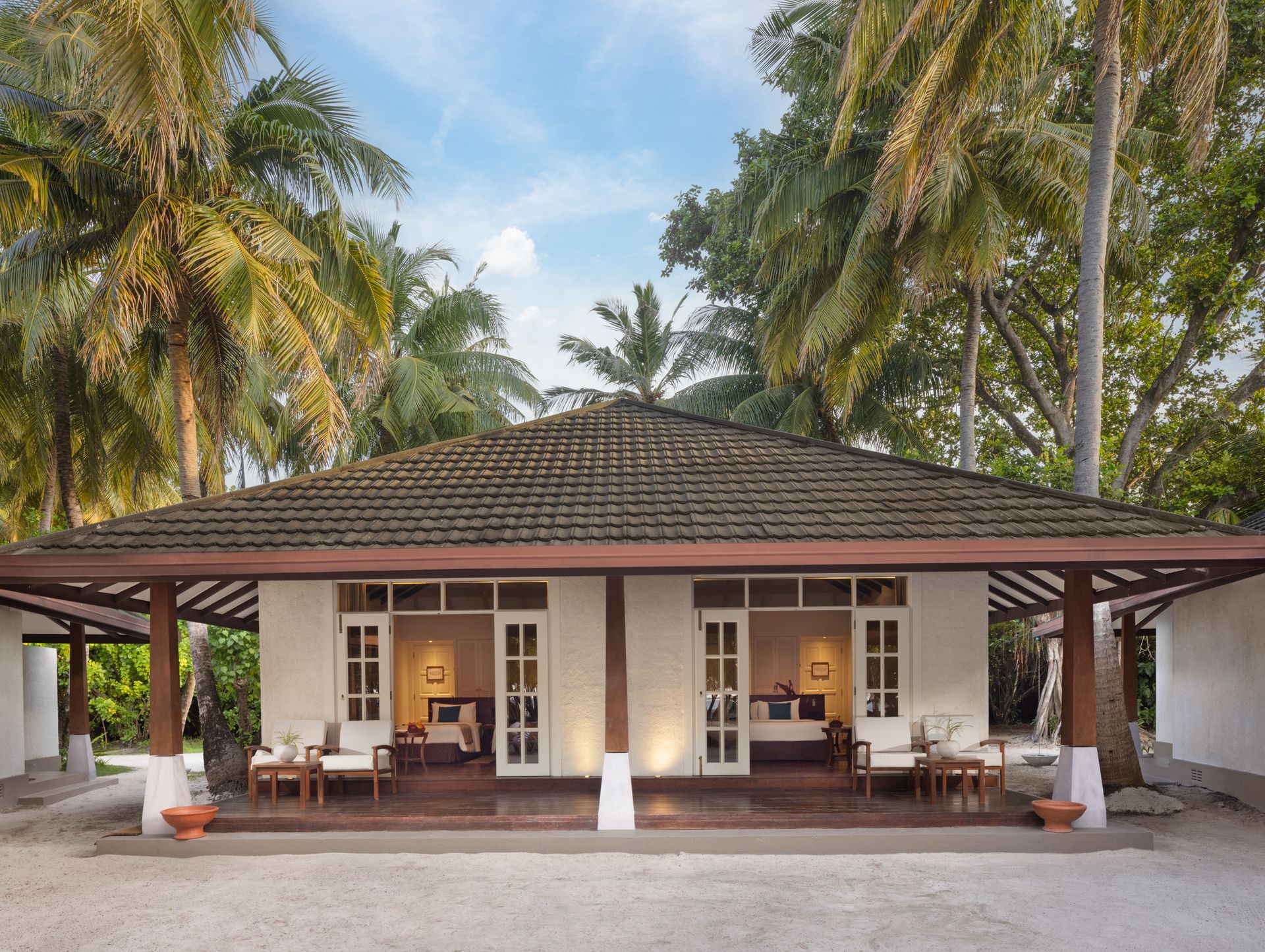 deluxe-family-beach-villa-exterior_Adaaran Select Meedhupparu_Conch Holidays