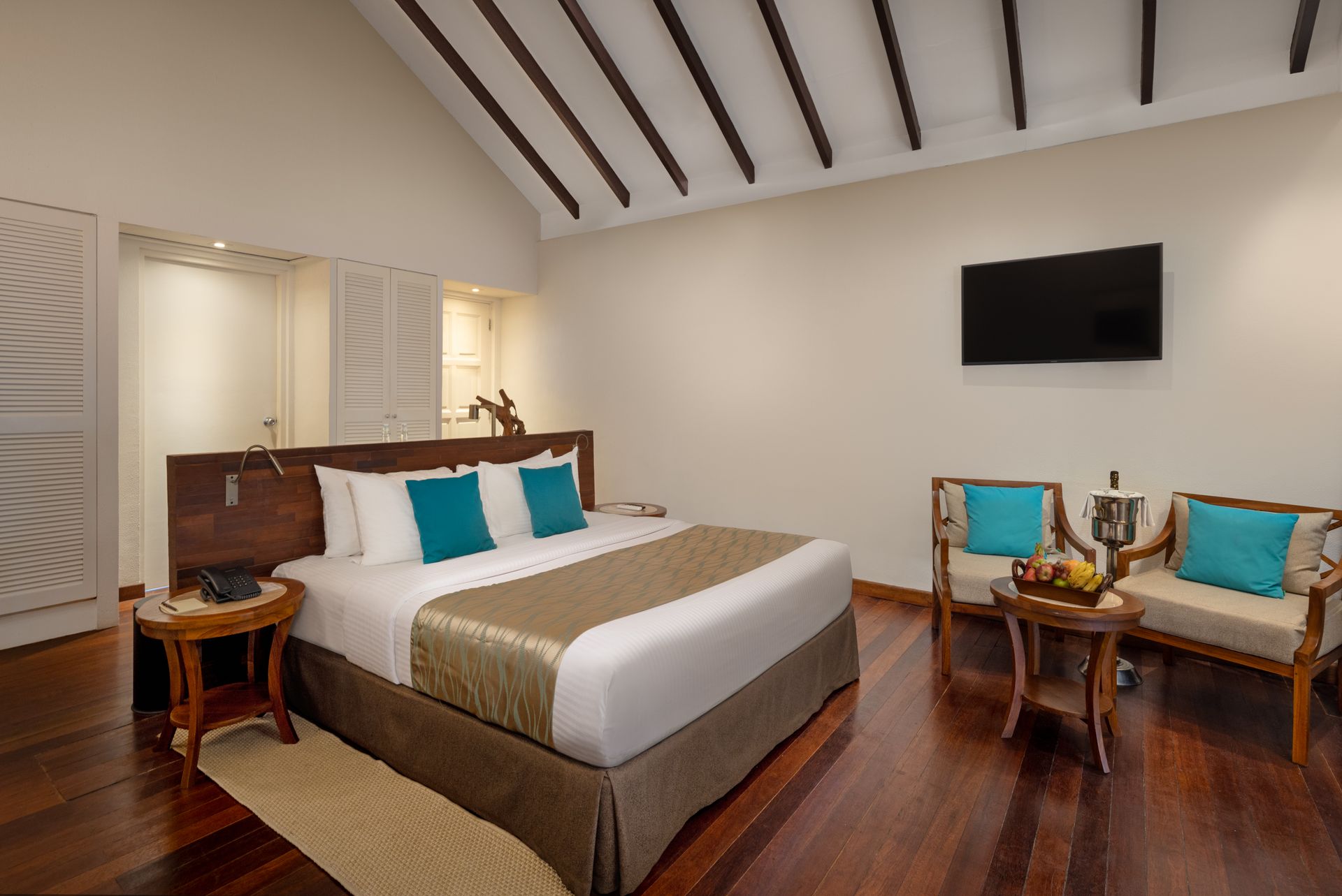 deluxe-family-beach-villa-master bedroom_interior_Adaaran Select Meedhupparu_Conch Holidays