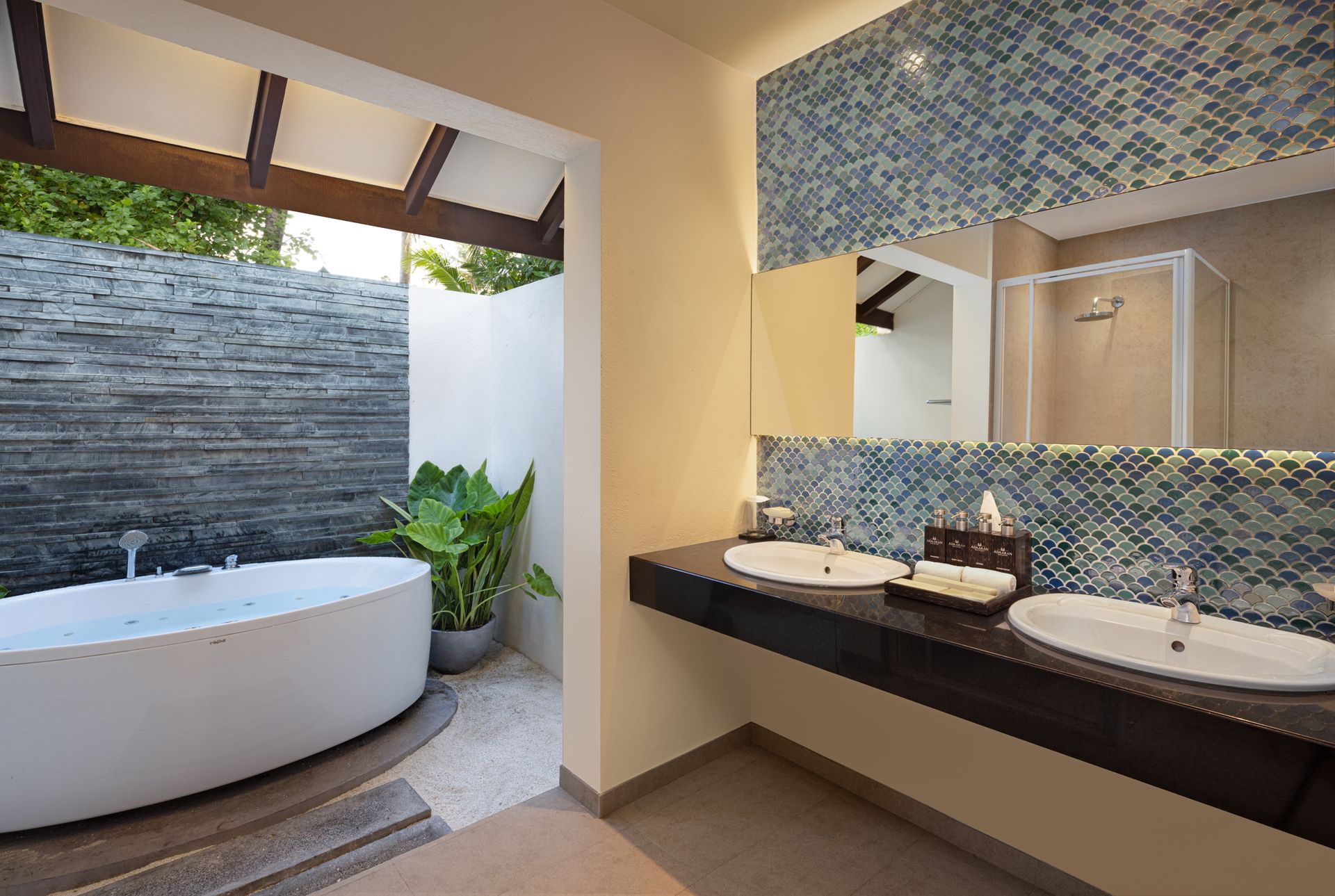 deluxe-family-beach-villa-outdoor bathroom_Adaaran Select Meedhupparu_Conch Holidays