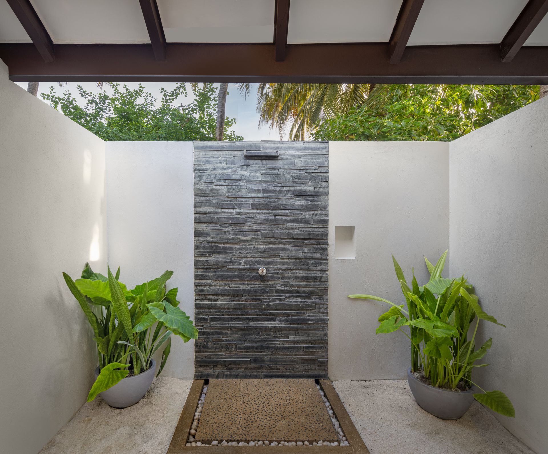 deluxe-family-beach-villa-outdoor shower_Adaaran Select Meedhupparu_Conch Holidays