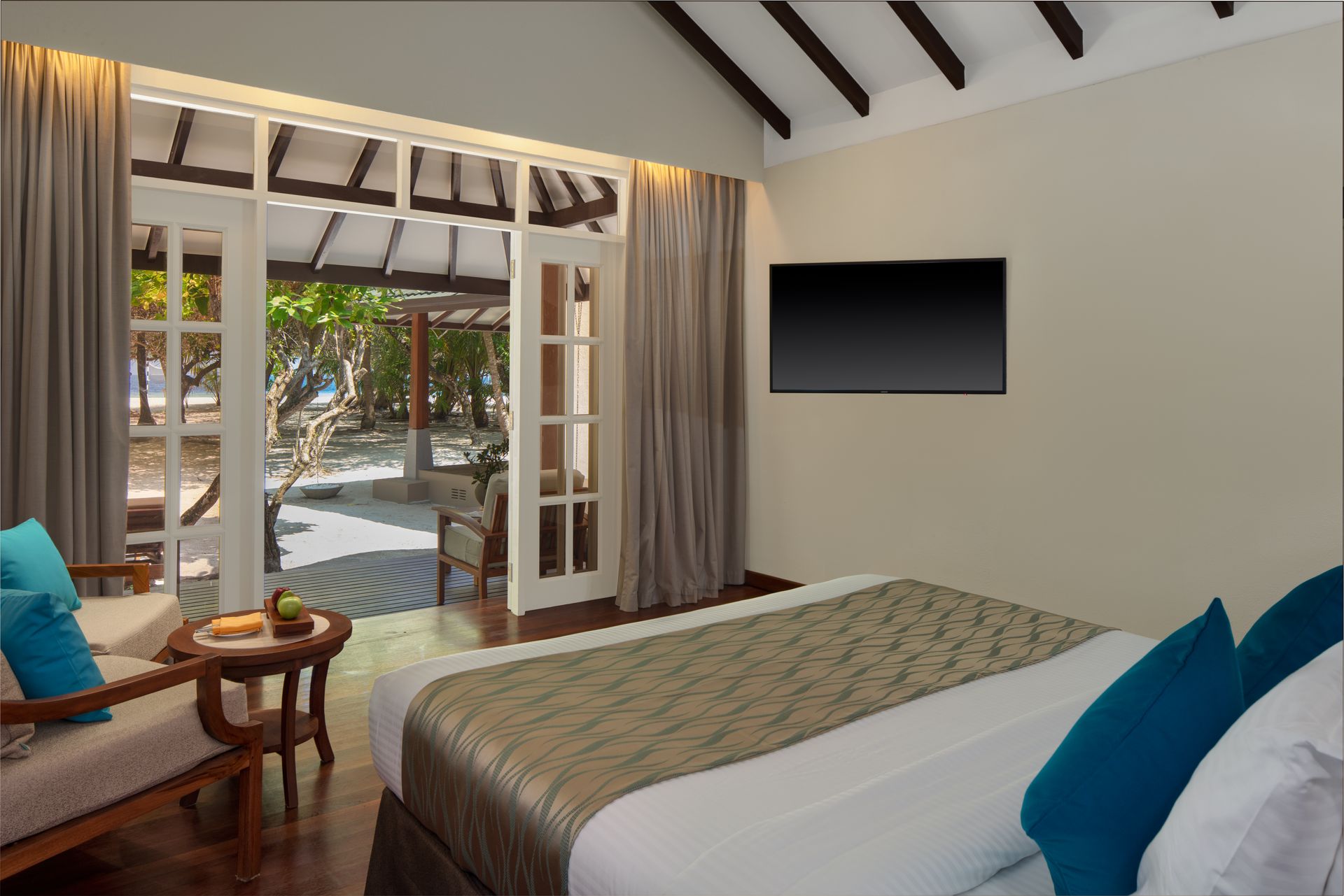 jacuzzi-beach-villa_interior_Adaaran Select Meedhupparu_Conch Holidays