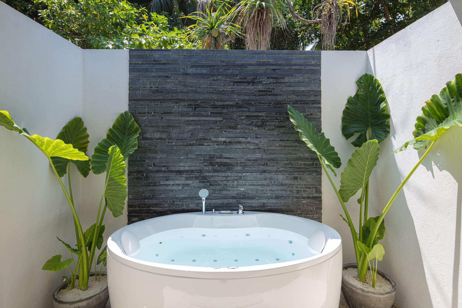 jacuzzi-beach-villa_outdoor Jacuzzi_Adaaran Select Meedhupparu_Conch Holidays