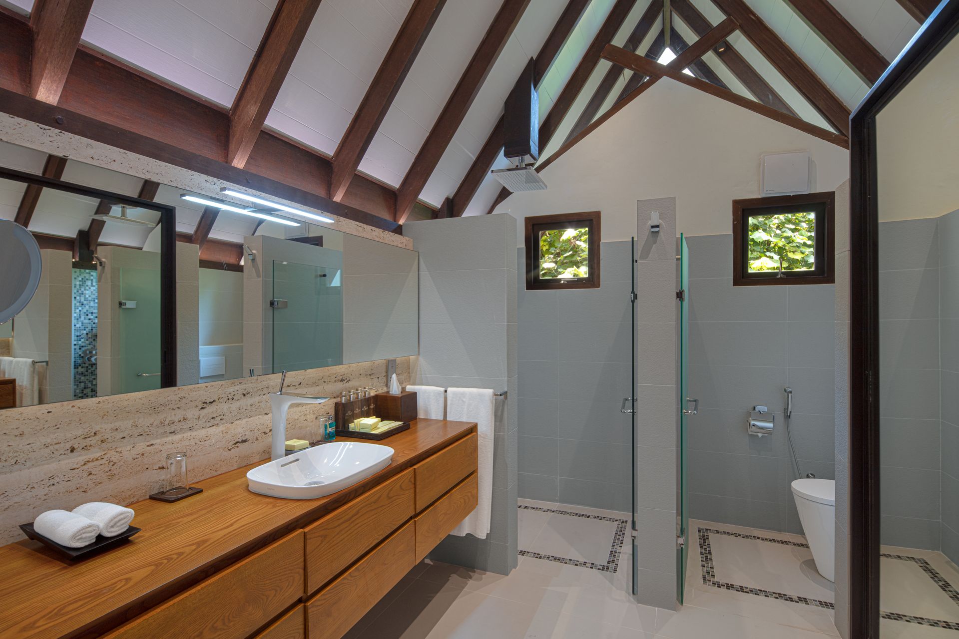 meedhupparu-recidence-bathroom 2_Adaaran Select Meedhupparu_Conch Holidays