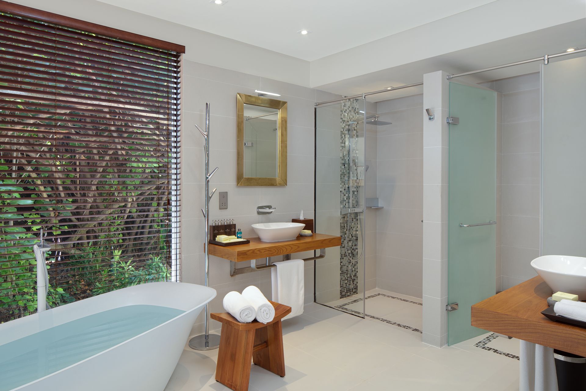 meedhupparu-recidence-bathtub and shower-first floor_Adaaran Select Meedhupparu_Conch Holidays